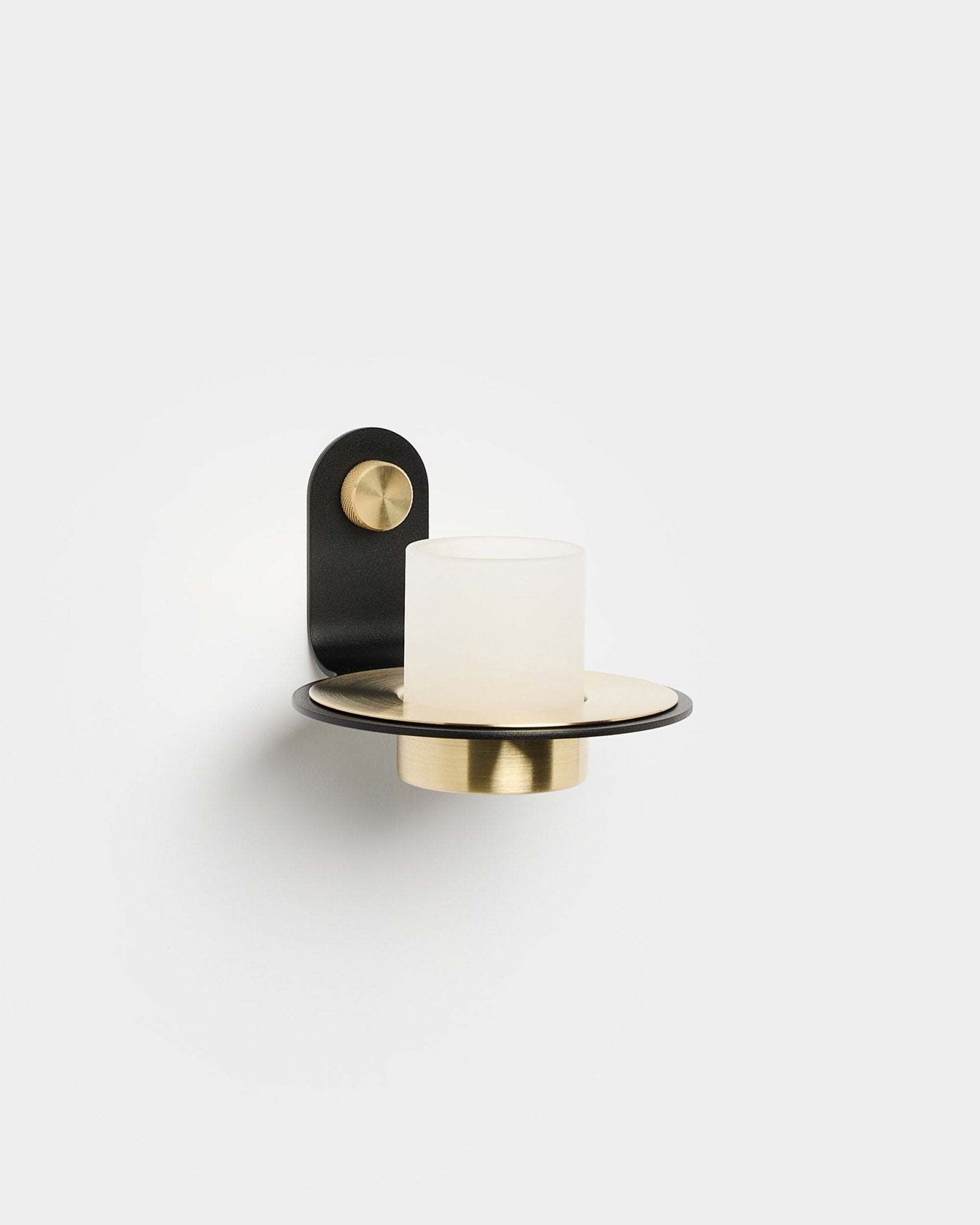 Norr kaarsenhouder van WoodUpp met een black en brass basis en een matte glazen kap, ontworpen als aanvulling op LED-kaarsen; sluit aan bij een minimalistische, Scandinavische stijl.